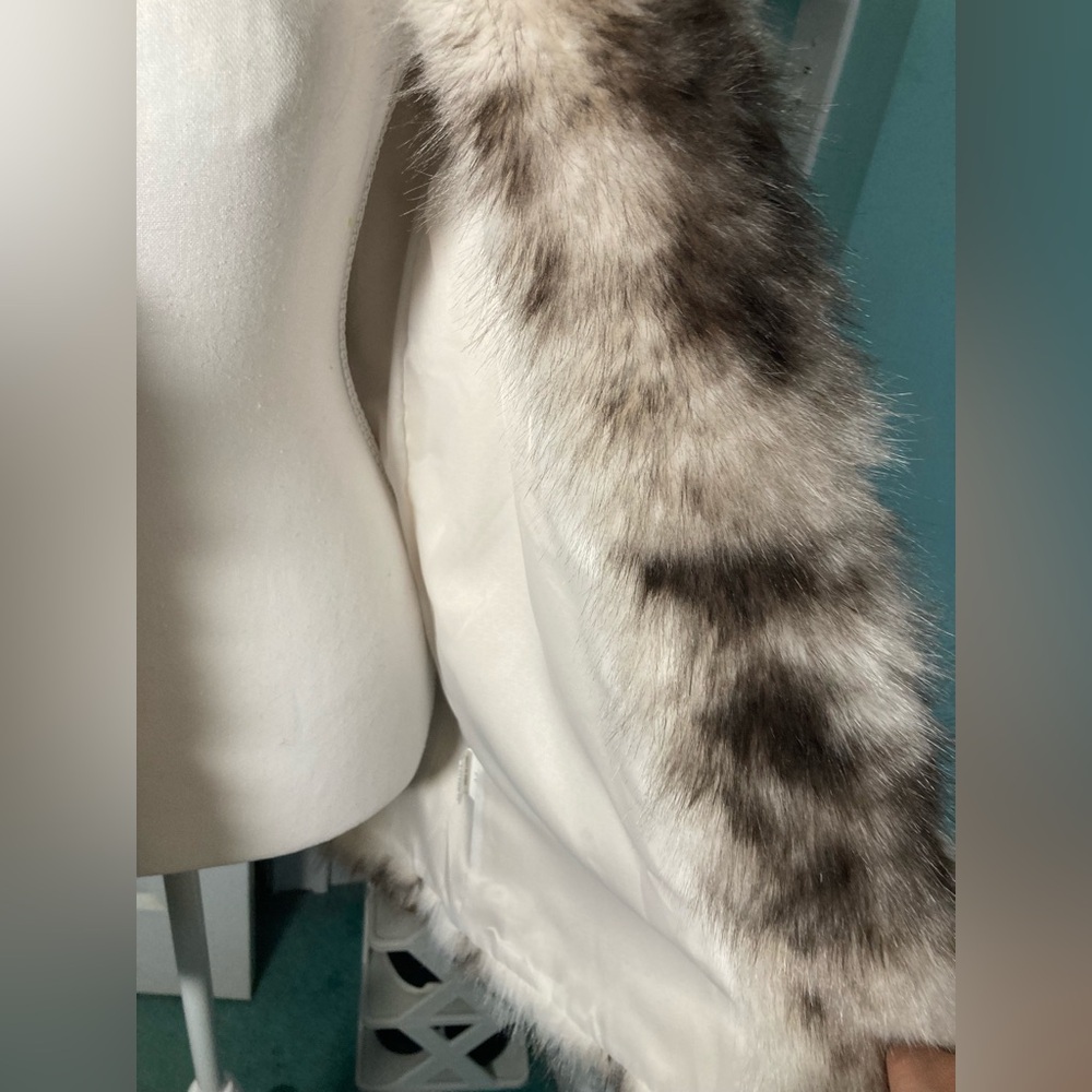 Elegant Faux Fur Coat in Gray and White - Picture 7 of 15